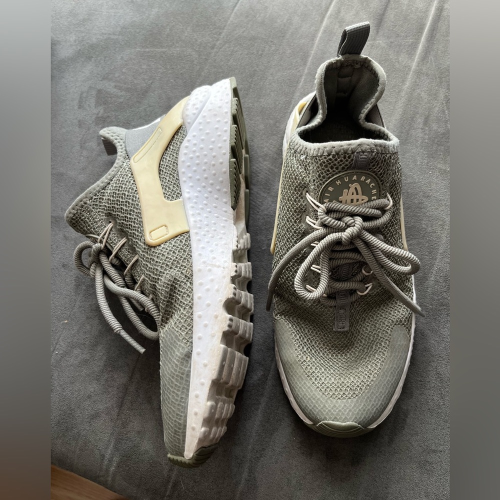 Nike Huarache Sage Green